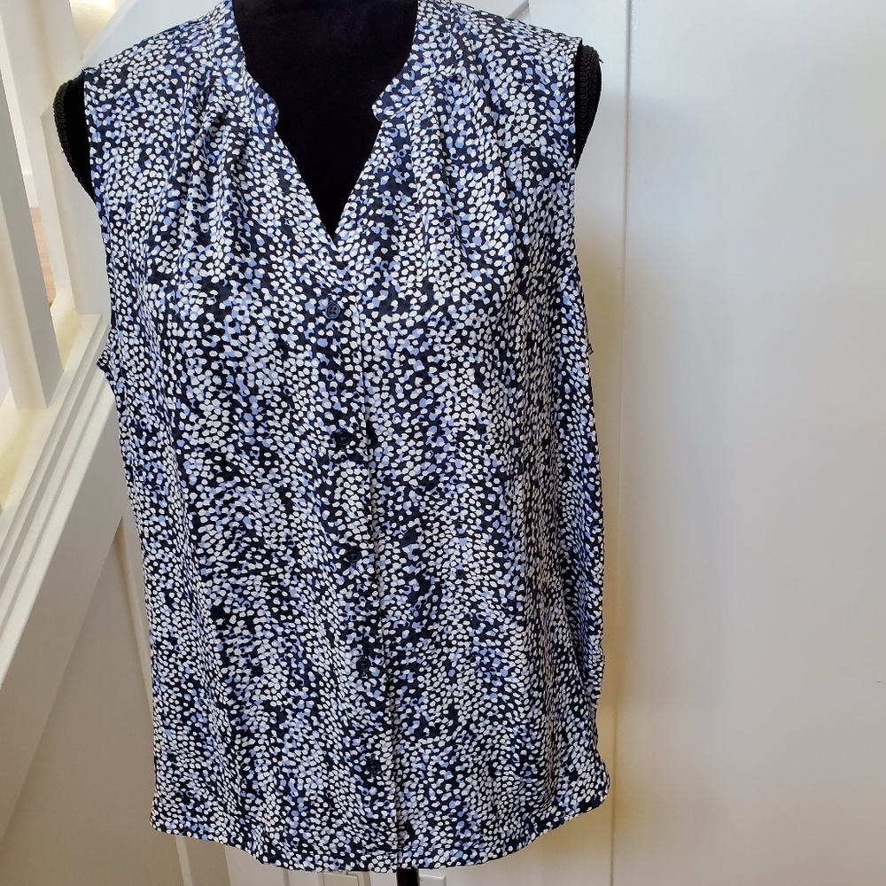 JONESWEAR sleeveless blue & white small patterned print button up blouse